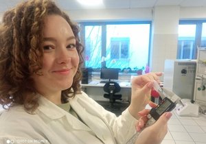 Studentka Barbora Smetanová se v laboratoři věnuje vývoji jedlých obalů na bázi bílkovin. Mají charakter pružné kuchyňské fólie.