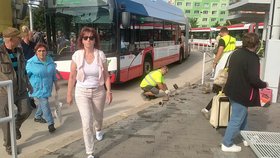 Prakticky okamžitě, jak vznikl průchod v zábradlí na Mendlově náměstí, ho začaly využívat davy lidí.