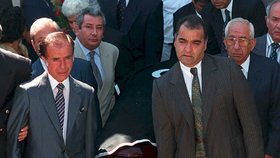 Carlos Menem pomáhá nést synovu rakev.