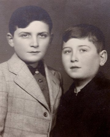 Jiří (vlevo) s bratrancem Josefem po válce.