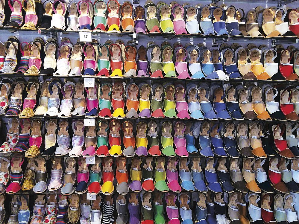 Nabídka tvarově tradičních sandálů je lákavá (Ciutadella, staré město)