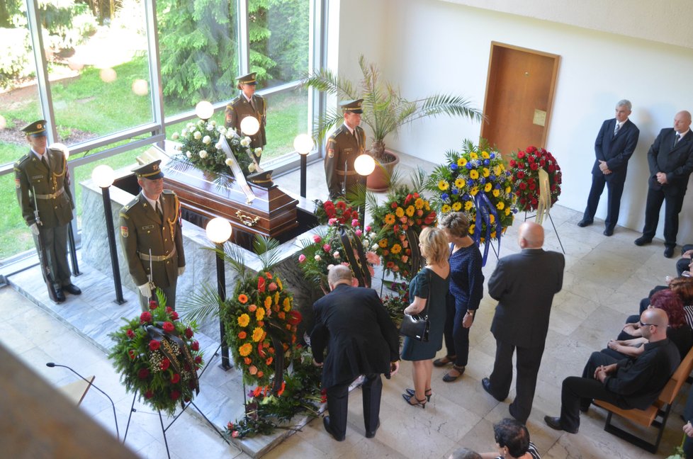 U rakve zesnulého advokáta stála čestná stráž armády české republiky, jelikož byl plukovníkem ČSLA ve výslužbě.