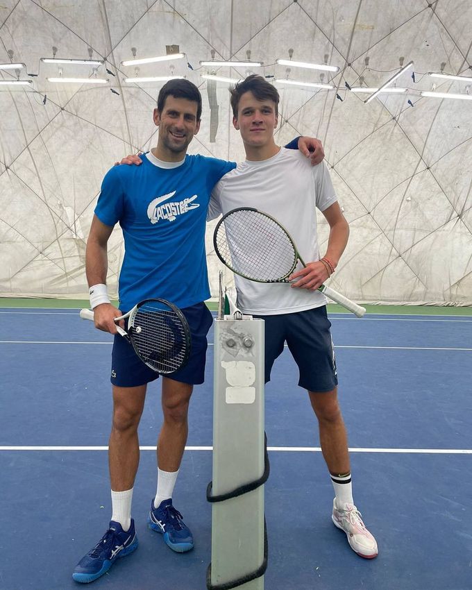 Český talent Menšík: Djokovič ho pozval do Bělehradu a ukázal mu svoje know-how Český talent Menšík: Djokovič ho pozval do Bělehradu a ukázal mu svoje know-how