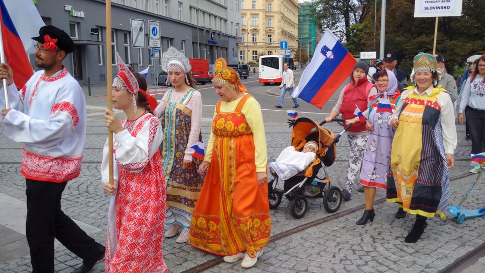 Na fotografii Rusky, za nimi Slovinci s vlajkou.