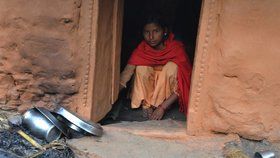 Menstruující ženy jsou v Nepálu vyháněny do chýší a chatrčí, protože je společnost považuje za nečisté. V nich několik dní přežívají v otřesných hygienických podmínkách, v zimě a s nedostatečnou stravou