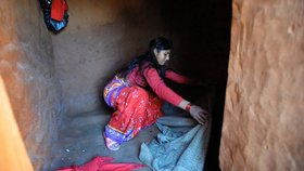 Menstruující ženy jsou v Nepálu vyháněny do chýší a chatrčí, protože je společnost považuje za nečisté. V nich několik dní přežívají v otřesných hygienických podmínkách, v zimě a s nedostatečnou stravou.