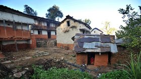 Menstruující ženy jsou v Nepálu vyháněny do chýší a chatrčí, protože je společnost považuje za nečisté. V nich několik dní přežívají v otřesných nehygienických podmínkách, v zimě a s nedostatečnou stravou.