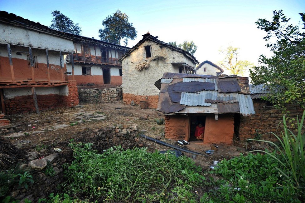 Menstruující ženy jsou v Nepálu vyháněny do chýší a chatrčí, protože je společnost považuje za nečisté. V nich několik dní přežívají v otřesných hygienických podmínkách, v zimě a s nedostatečnou stravou.