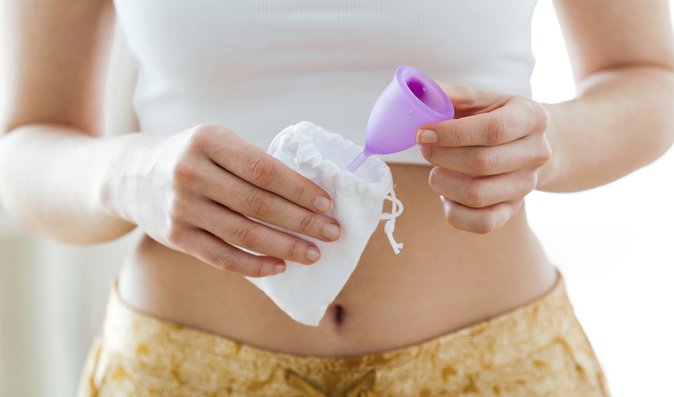 Jak vyvolat menstruaci bez léků: Zkuste bylinky a další osvědčené tipy