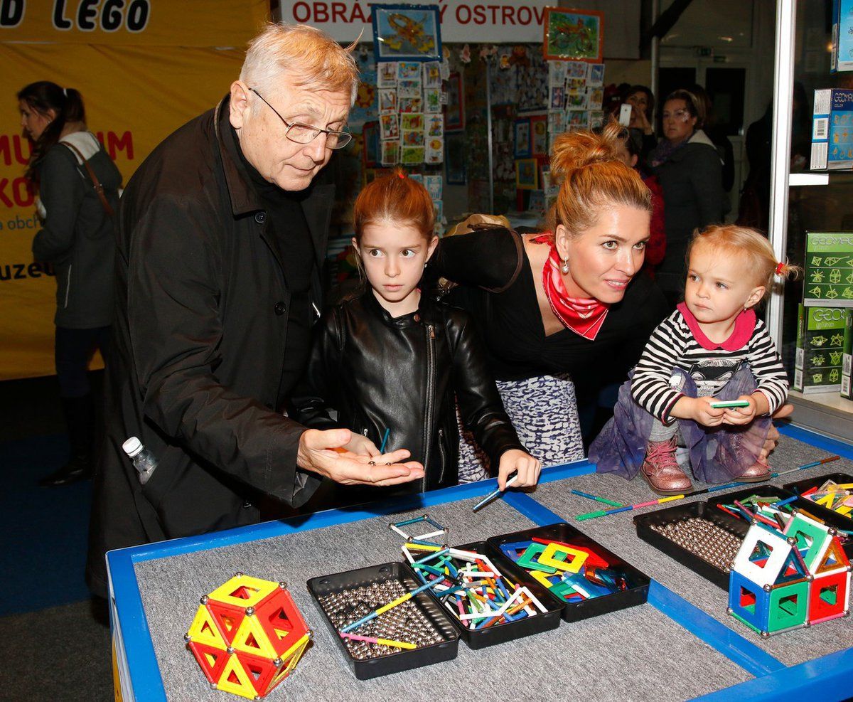 Jiří Menzel vzal svou rodinu na výstavu hraček.