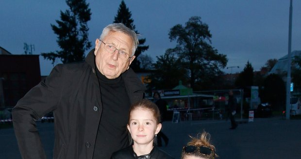 Olga Menzelová s Jiřím Menzelem, dcerou Aničkou a jejich společnou dcerkou Evičkou.