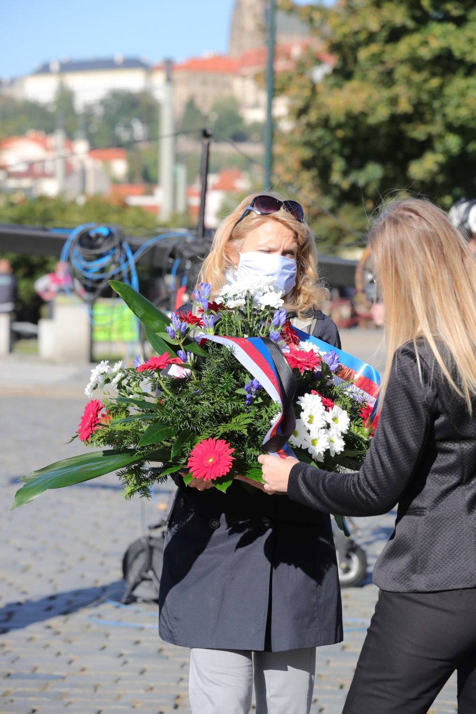 Parlament uctil Menzelovu památku kyticí