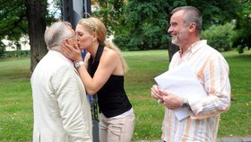Olga líbá svého manžela před zraky exmilence