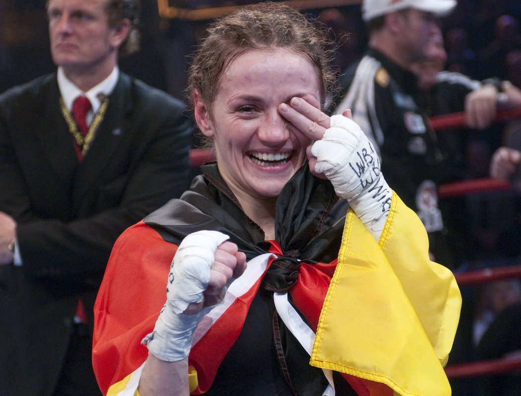 Ina Menzerová měla z vítězství obrovskou radost. Navlékla přes sebe německou vlajku a šla slavit.