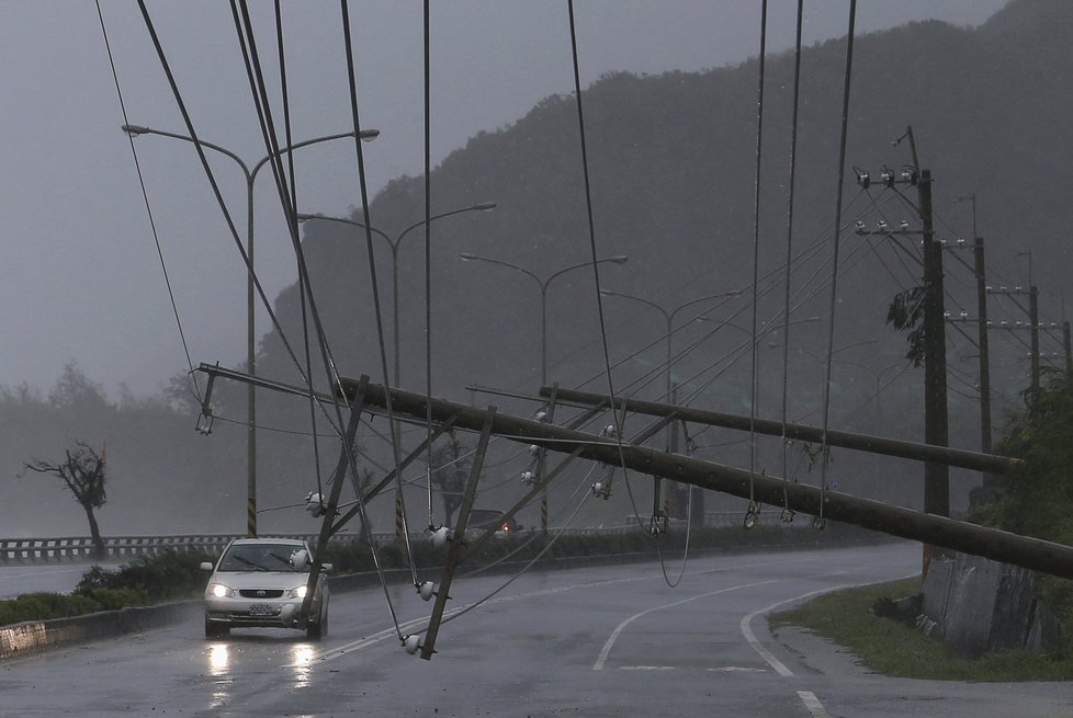 Meranti, nejsilnější bouře v roce, zasáhla po Tchaj-wanu také Čínu.