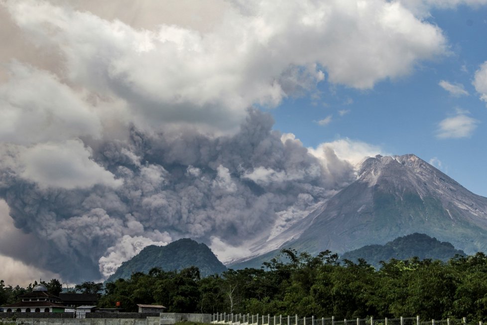 Na indonéském ostrově Jáva vybouchla sopka Merapi (11.3.2023)