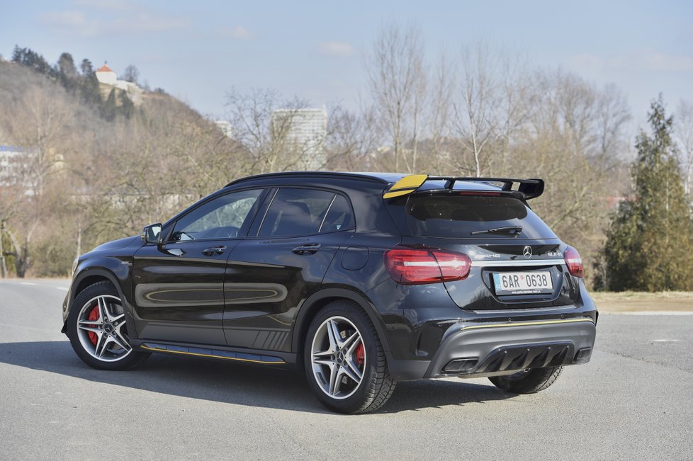 Mercedes-AMG GLA 45 4Matic: Hothatch s nadhledem