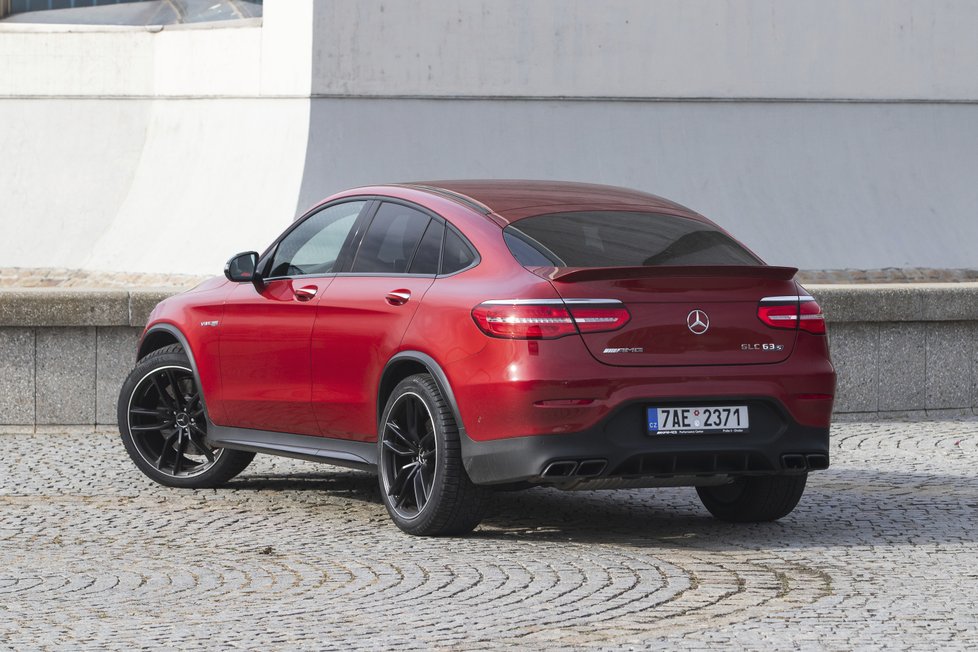 Mercedes-AMG GLC 63 S 4Matic+ Coupé: Kudy z nudy