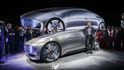 Německý automobilový koncern Daimler představil prototyp futuristického automobilu, který je schopen jízdy bez řidiče a sedadla v něm se dají otáčet tak, aby čtveřice jeho pasažérů mohla sedět proti sobě. 