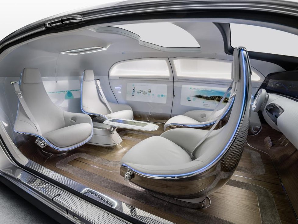 Německý automobilový koncern Daimler představil prototyp futuristického automobilu, který je schopen jízdy bez řidiče a sedadla v něm se dají otáčet tak, aby čtveřice jeho pasažérů mohla sedět proti sobě.