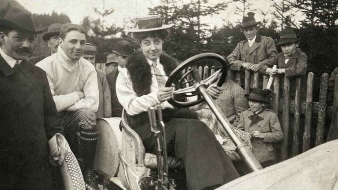 Mercedes Jellineková (1889–1923) ve voze Mercedes během velké ceny v&nbsp;roce 1906. Snímek pochází ze sbírky, publikované v&nbsp;roce 2012&nbsp;archivem oddělení Mercedes-Benz Classic.