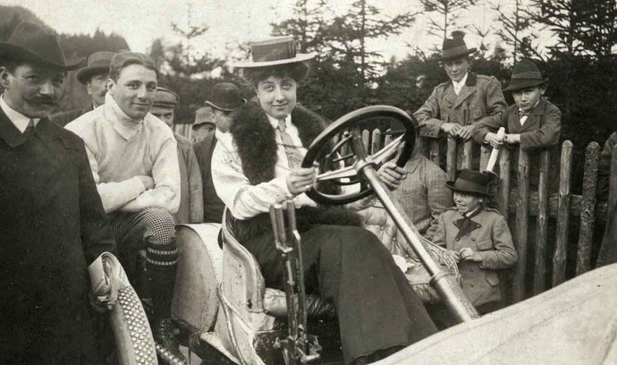 Mercedes Jellineková (1889–1923) ve voze Mercedes během velké ceny v&nbsp;roce 1906. Snímek pochází ze sbírky, publikované v&nbsp;roce 2012&nbsp;archivem oddělení Mercedes-Benz Classic.