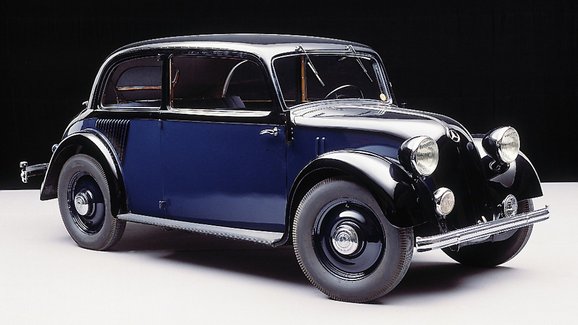 Mercedes-Benz 130 (W 23) měl premiéru v únoru 1934 na berlínském autosalonu. Bylo to první sériově vyráběné německé auto s motorem vzadu.