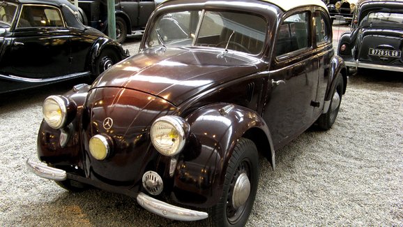 V roce 1936 začal Daimler-Benz vyrábět typ Mercedes-Benz 170 H (W 28) s motorem umístěným vzadu a pohánějícím zadní kola.