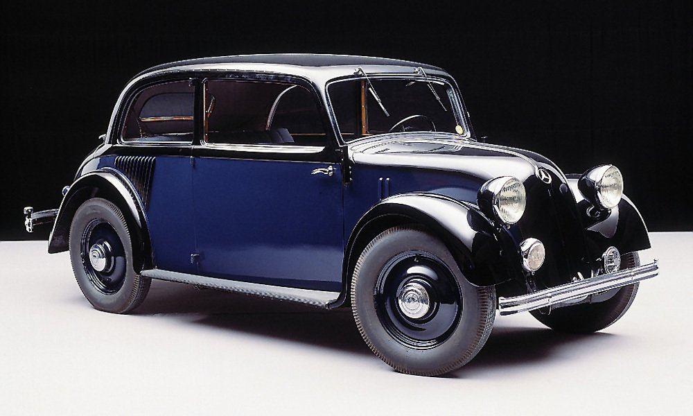 Mercedes-Benz 130 (W 23) měl premiéru v únoru 1934 na berlínském autosalonu. Bylo to první sériově vyráběné německé auto s motorem vzadu.