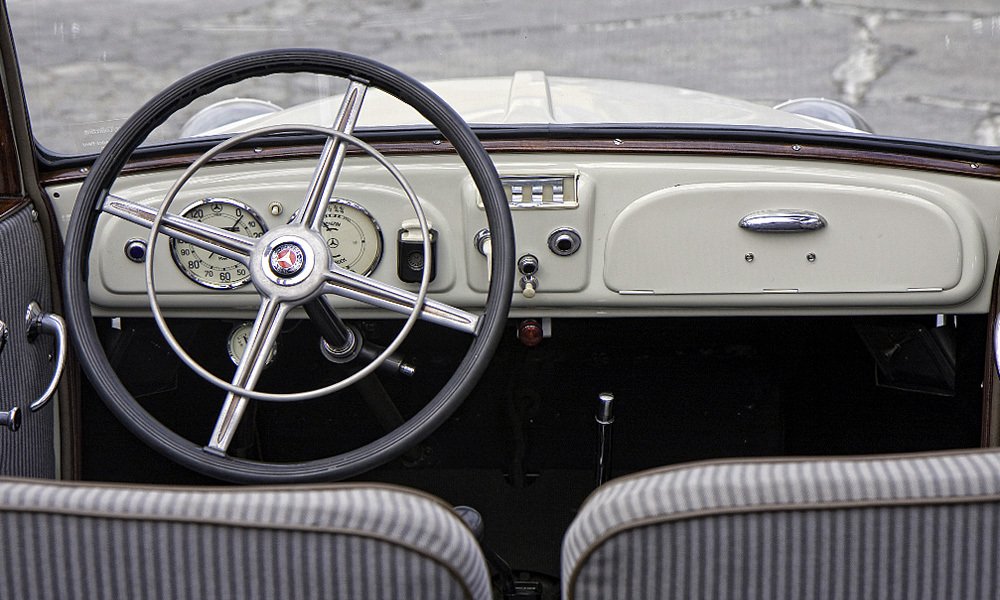 Mercedes-Benz 130 měl jednoduchou palubní desku se dvěma kruhovými ukazateli před volantem velkého průměru.