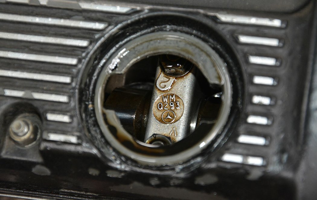 Verze 16V jako jediné nemají hydraulické vymezování ventilových vůlí. Z přesných podložek pro jejich nastavení umí Mercedes- -Benz dnes dodat poslední tři rozměry.