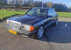 Na prodej je jedinečný Mercedes 190E s dvanáctiválcem. Stovku dá pod 5 sekund