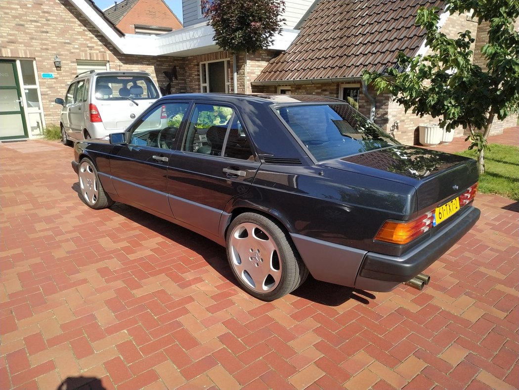 Mercedes-Benz 190E V12