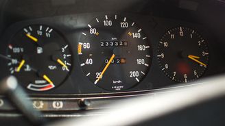 Mercedes-Benz 200 (W 123) Mercedes-Benz 200 (W 123)