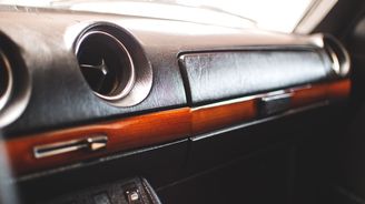 Mercedes-Benz 200 (W 123) Mercedes-Benz 200 (W 123)