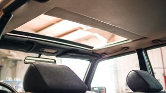 Elektricky výsuvné střešní okno patřilo mezi příplatkové podložky v dobách, kdy si cestující dokázali představit život bez klimatizace Elektricky výsuvné střešní okno patřilo mezi příplatkové podložky v dobách, kdy si cestující dokázali představit život bez klimatizace