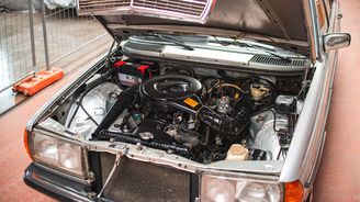 Podélně uložený čtyřválec o výkonu 80 kW není žádný závodník, ale pro klidné a rozvážné cestování rozložitým sedanem bohatě stačí Podélně uložený čtyřválec o výkonu 80 kW není žádný závodník, ale pro klidné a rozvážné cestování rozložitým sedanem bohatě stačí