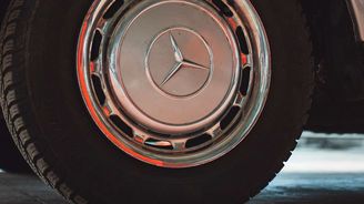 Vkusné středové pokličky plechových kol v barvě karoserie bývaly u mercedesů jedním z nejpůsobivějších detailů, dnes se při ztrátě konkrétní odstín špatně shání Vkusné středové pokličky plechových kol v barvě karoserie bývaly u mercedesů jedním z nejpůsobivějších detailů, dnes se při ztrátě konkrétní odstín špatně shání