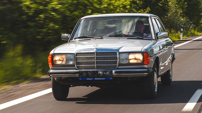 Jízda mercedesem řady 123 představuje příjemný zážitek s pocitem důstojnosti a přepychu nejen s šestiválcem, ale i se základním dvoulitrovým čtyřválcem Jízda mercedesem řady 123 představuje příjemný zážitek s pocitem důstojnosti a přepychu nejen s šestiválcem, ale i se základním dvoulitrovým čtyřválcem