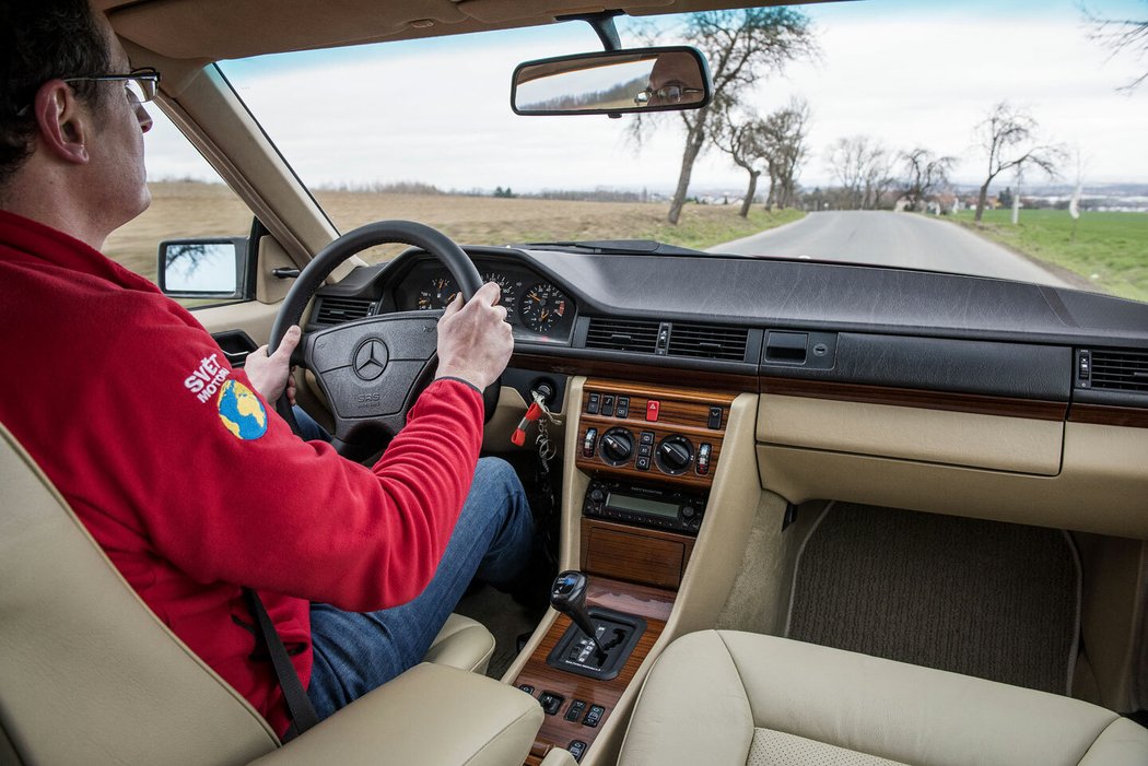 Interiér W 124 snoubí dokonalou funkci s estetikou. Testovaný ročník už má volant s airbagem řidiče.