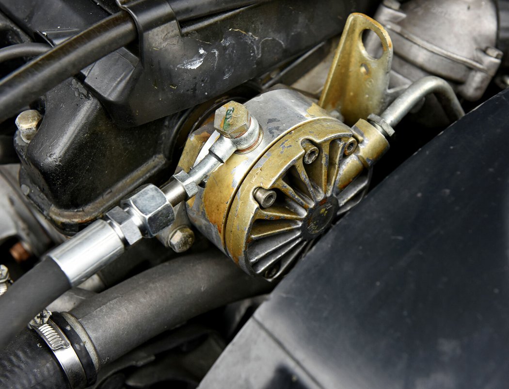 Hydraulická pumpa na konci vačkového hřídele motoru M102 prokazuje přítomnost buď samočinného udržování světlé výšky vzadu, nebo uzávěrky diferenciálu. U kupé to bývá ta druhá věc.