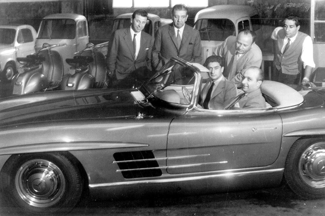 Juan Manuel Fangio a Mercedes-Benz 300 SL Roadster (1958)