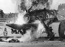 Při strašlivé havárii Pierra Levegha s Mercedesem 300 SLR na 24hodinovém závodu v Le Mans v roce 1955 zemřelo přes 80 lidí.