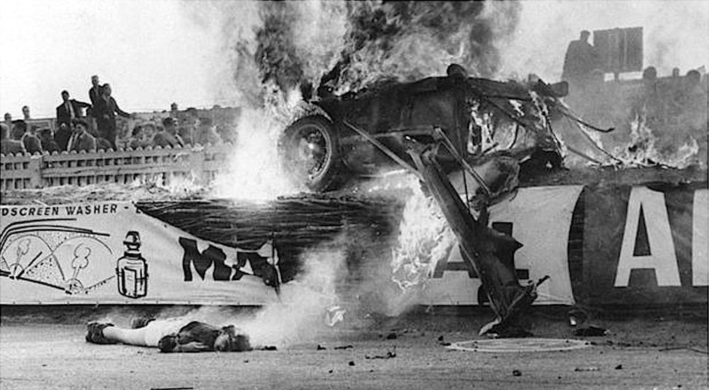 Při strašlivé havárii Pierra Levegha s Mercedesem 300 SLR na 24hodinovém závodu v Le Mans v roce 1955 zemřelo přes 80 lidí.