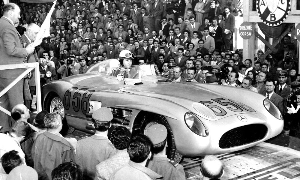 Juan Manuel Fangio s vozem Mercedes-Benz 300 SLR na startu Mille Miglia v roce 1955, kde skončil druhý.
