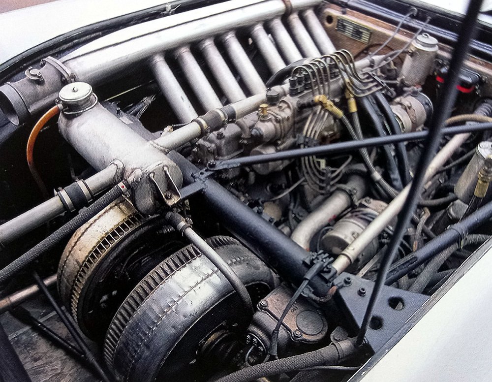 300 SLR poháněl řadový osmiválec M 196 S s objemem 3 litry, přímým vstřikováním paliva a výkonem až 310 koní.