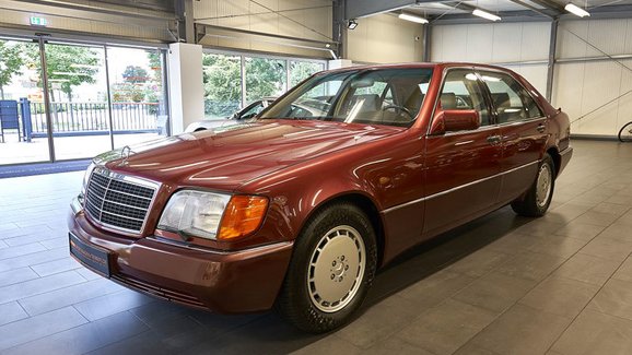 Tenhle Mercedes 600 SEL s dvanáctiválcem najezdil od roku 1991 jen 13.454 km. Nemáte zájem?