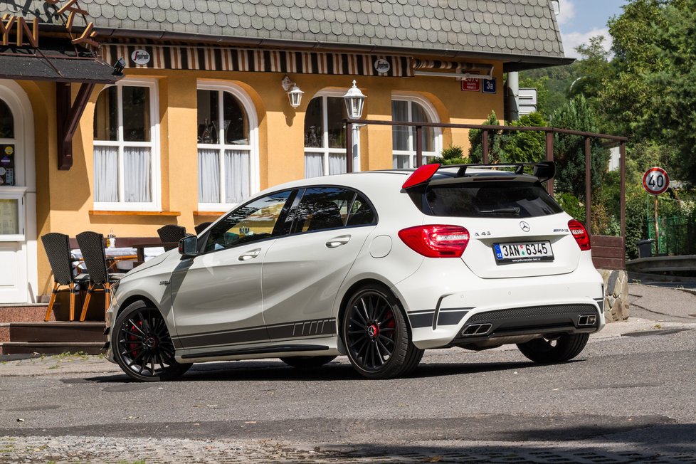 Takto vypadá A 45 AMG naprosto ultimativně. Překvapivě v pohodě ale zvládá i normální cestování. Mistrovský podvozkový počin.