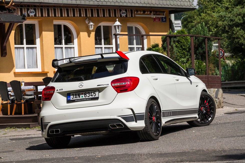 Takto vypadá A 45 AMG naprosto ultimativně. Překvapivě v pohodě ale zvládá i normální cestování. Mistrovský podvozkový počin.