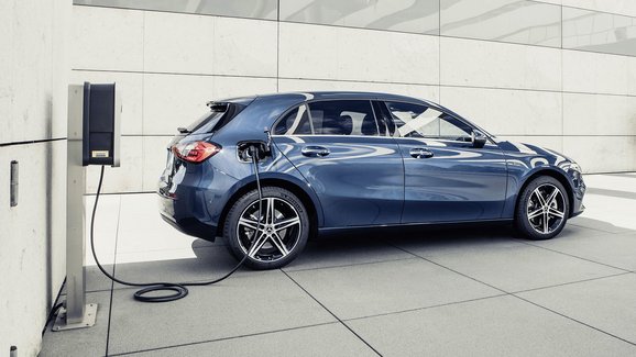Mercedes představil trojici kompaktních plug-in hybridů třídy A & B